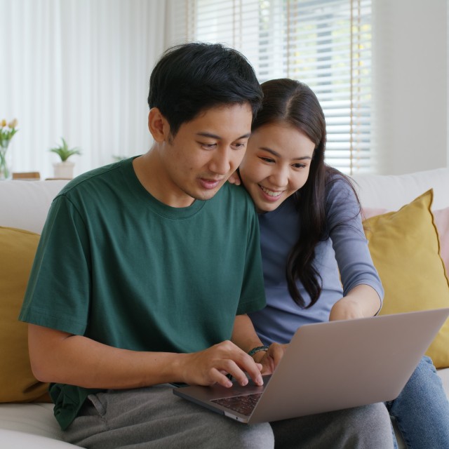 ブライダルフェアの予約をするカップル