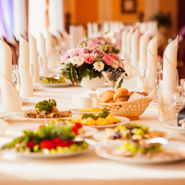 婚礼料理が並ぶテーブル