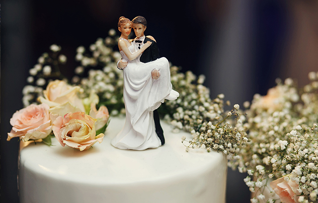花嫁をお姫様抱っこしたケーキトッパー