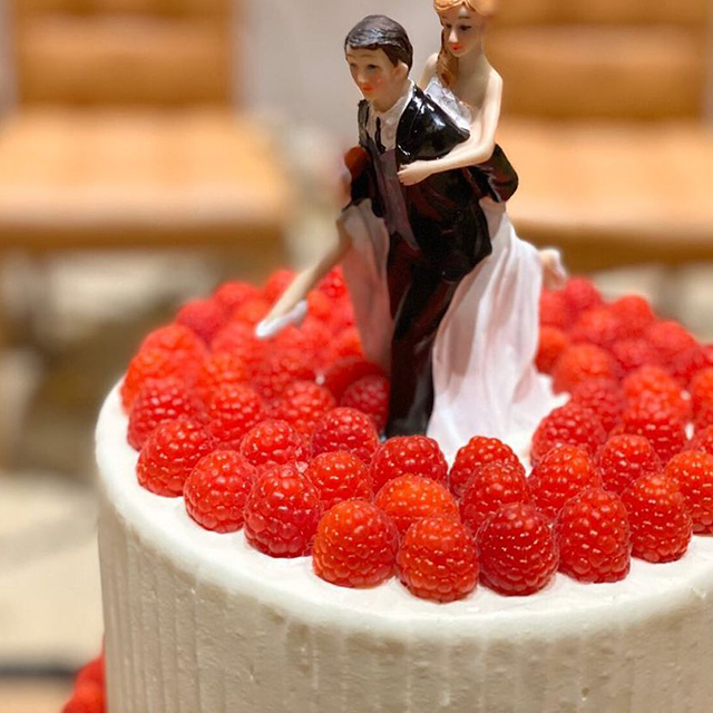 花嫁をおんぶしているケーキトッパー