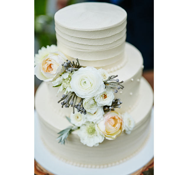 白い花が装飾された白いケーキ