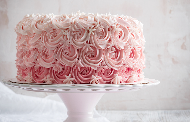 生クリームをバラのように絞ったデザインのケーキ