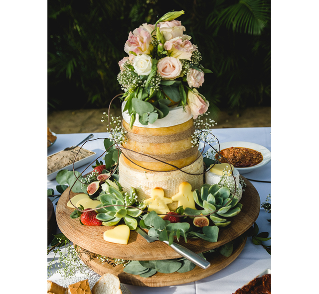 花が装飾されたチーズのウェディングケーキ