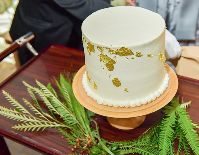 真っ白なケーキを金箔で飾ったデザイン