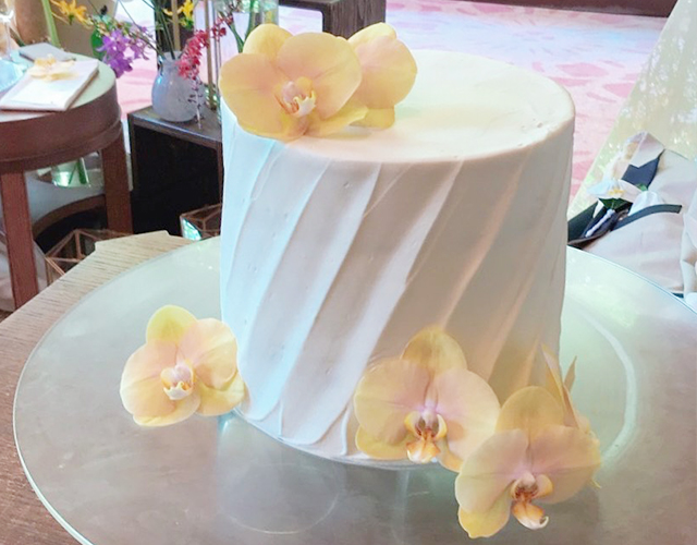 スタイリッシュなデザインのケーキに淡い色のお花を合わせて