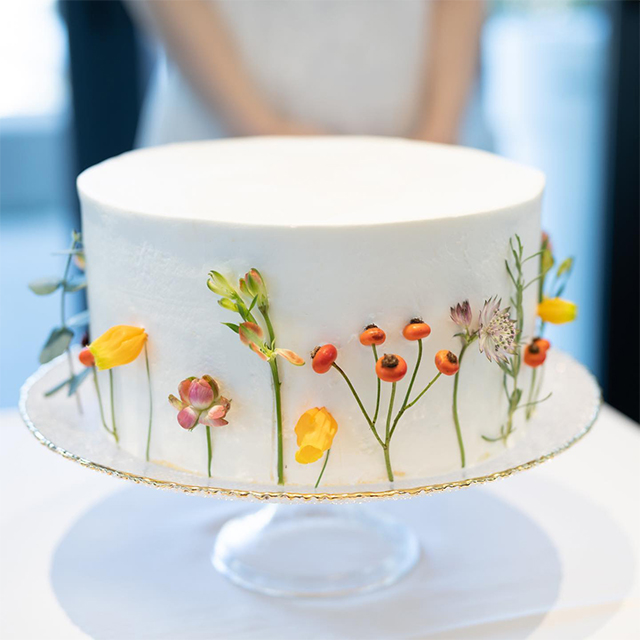 白のケーキにカラフルなお花でデコレーション