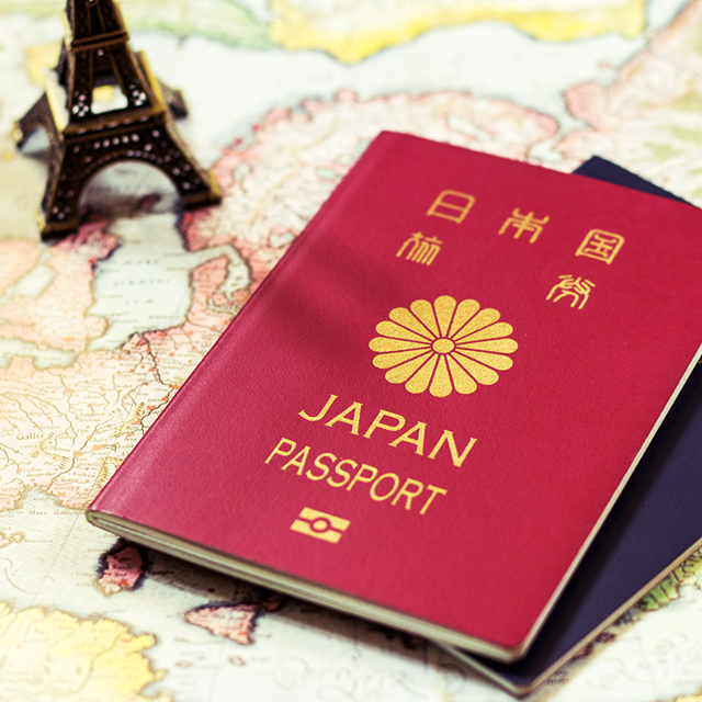 パスポートと世界地図
