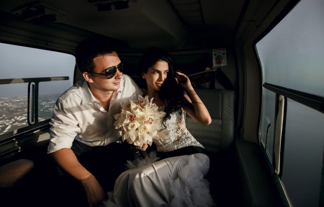 ヘリコプターに乗る新郎新婦