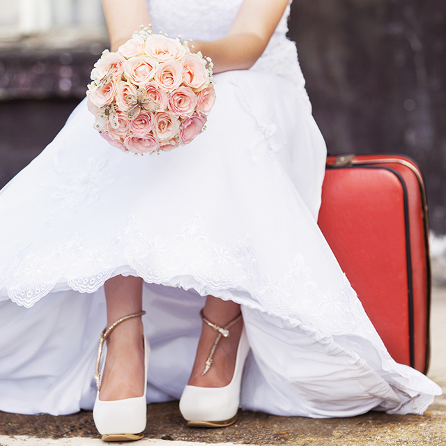 スーツケースの上に座る花嫁