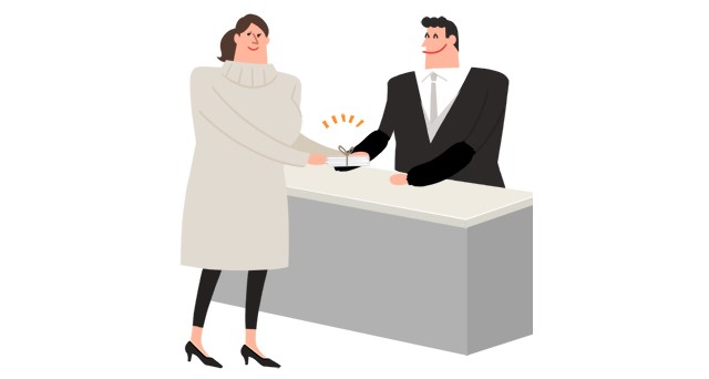 招待状を郵便局に持ち込む女性