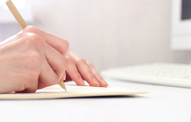 書いている様子