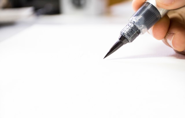 筆ペンで書く様子