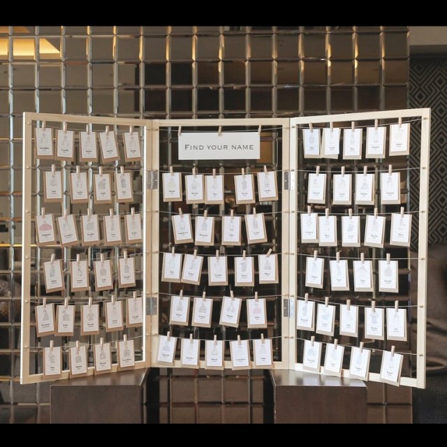 三つ折りフレームにつるしたエスコードカード