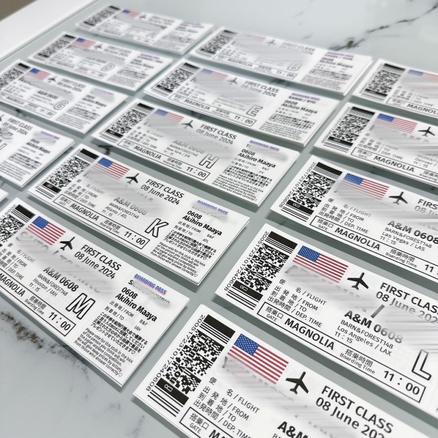 机に並べられたチケット風のエスコードカード