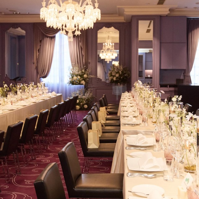 くし型にテーブルを配置した披露宴会場