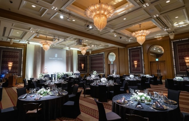 紺色のクロスの円卓をちらす形で配置した披露宴会場