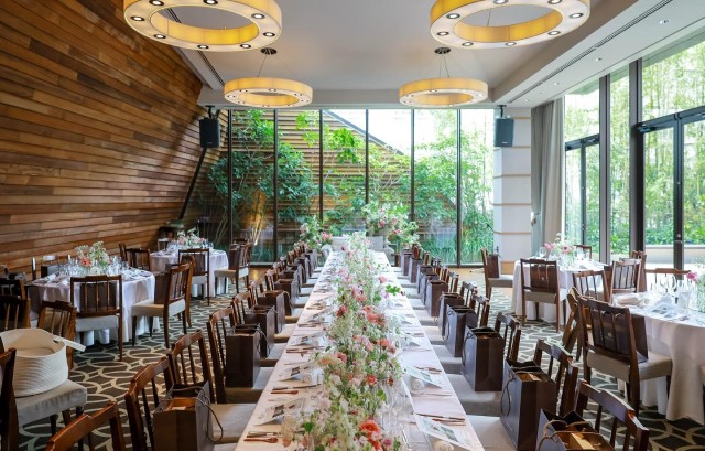 長卓と円卓を組み合わせて配置した披露宴会場