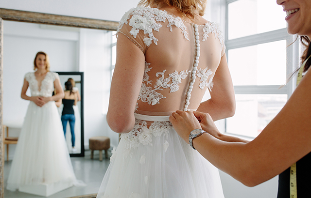 ドレスを試着する女性