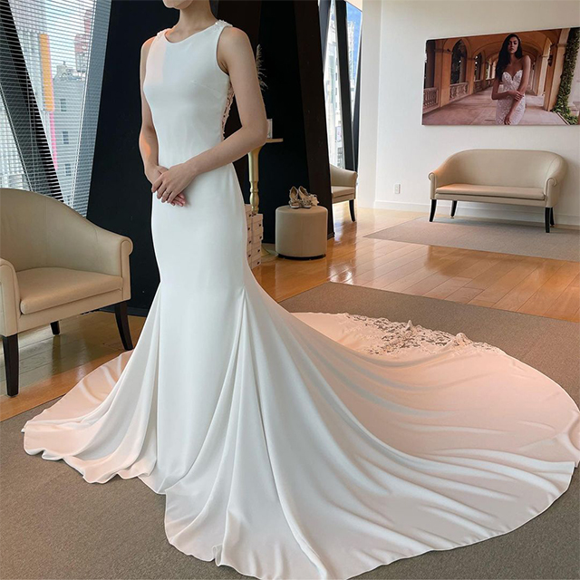 ラウンドネックのウェディングドレス