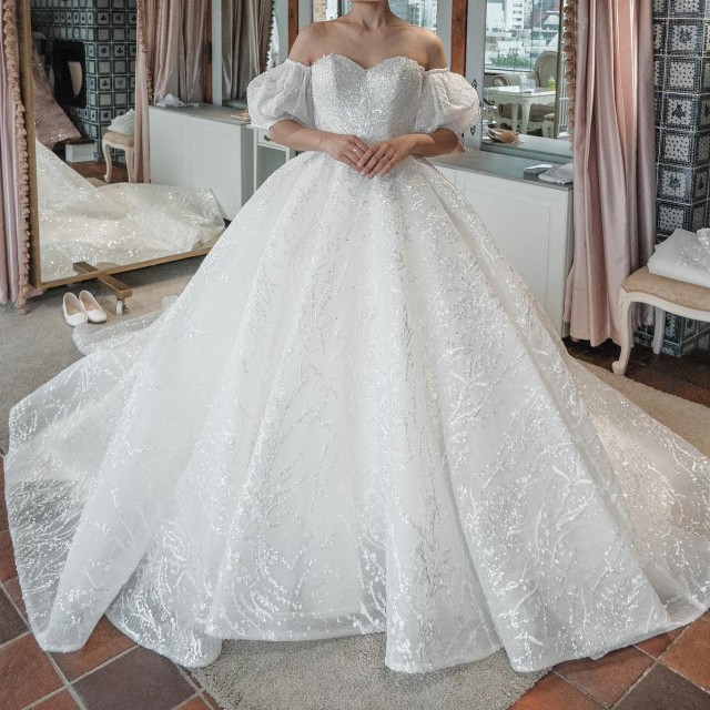 オフショルダーのウェディングドレス