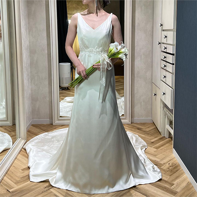 Vネックのウェディングドレス