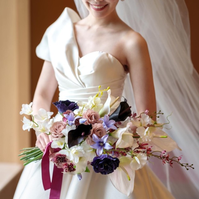 ワンショルダーのウェディングドレス