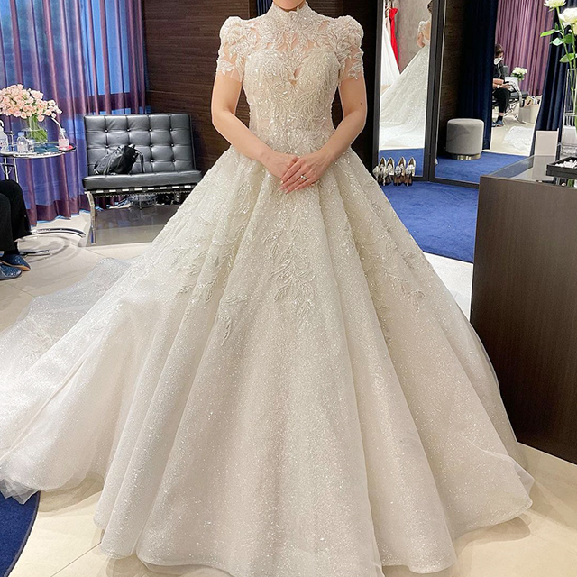 ハイネックのウェディングドレス