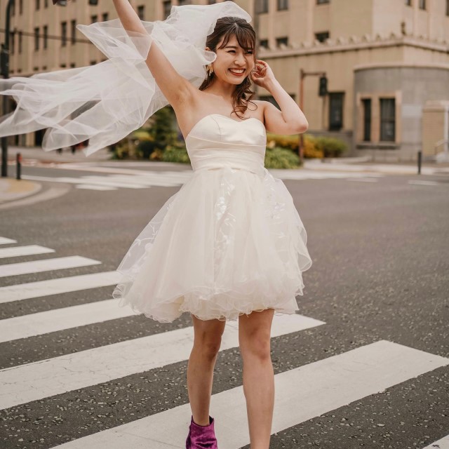 ミニドレスを着た花嫁