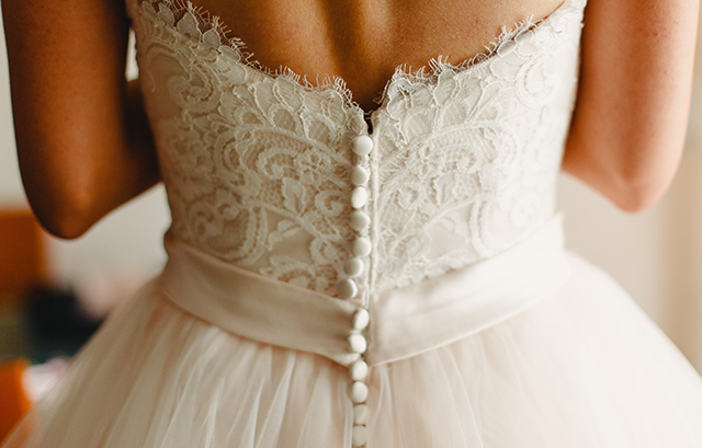 背中がV字のドレス