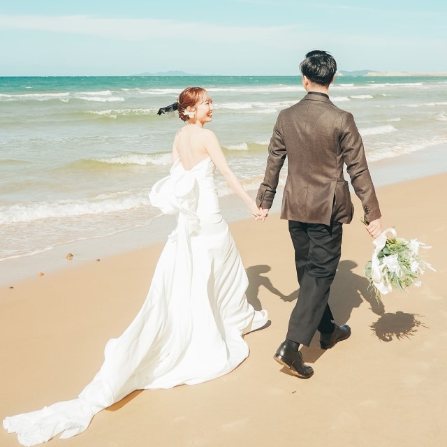 ビーチにいる新郎新婦