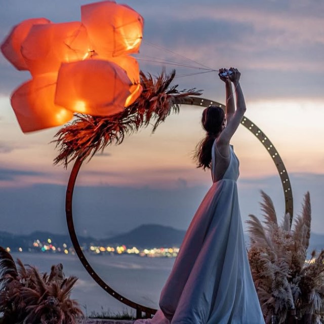 ランタンを持つ花嫁