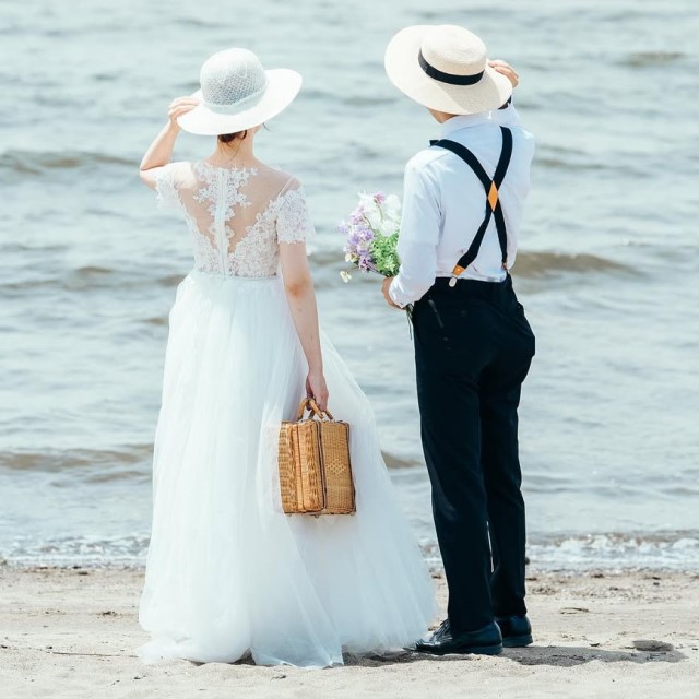 ビーチにいる新郎新婦