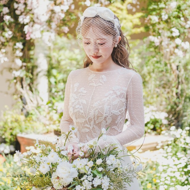 お花の刺繍が入ったウェディングドレスを着た花嫁