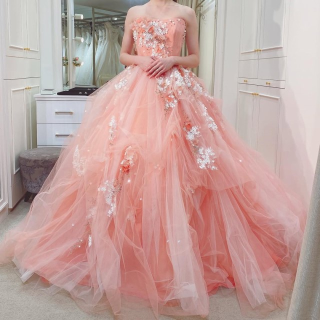 淡いピンクのカラードレス