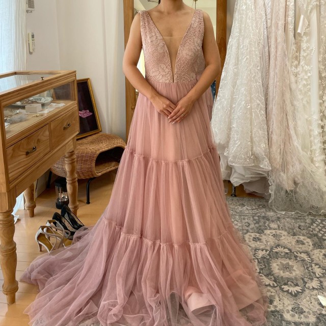 くすみピンクのカラードレス