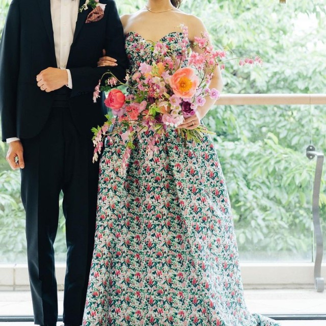 カラフルな花柄のカラードレス