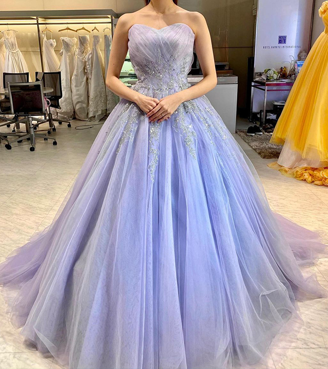 淡いパープルのカラードレス