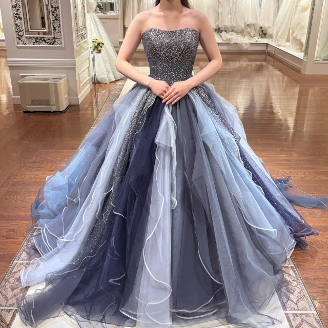 スカートがグラデーションカラーになった軽やかなネイビードレス