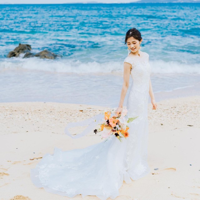 海辺でマーメイドドレスを着た花嫁