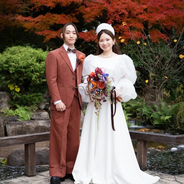 レトロなデザインのウェディングドレスを着た花嫁