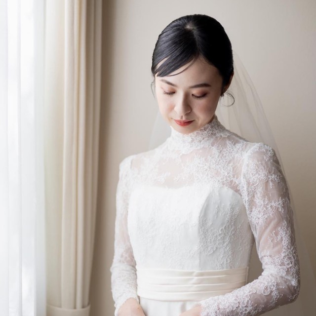 レース素材の長袖ドレス