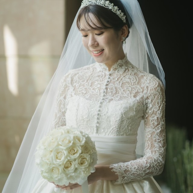 ロング袖のボレロを羽織ったようなデザインのウェディングドレス