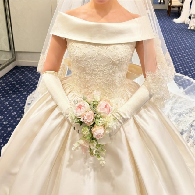 黄みがかったホワイトのウェディングドレス