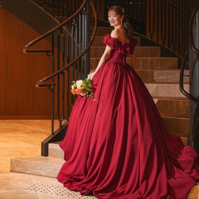 深いレッドのカラードレス