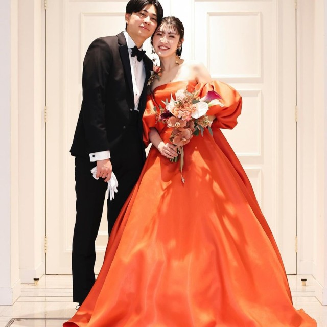 オレンジのカラードレスを着た花嫁