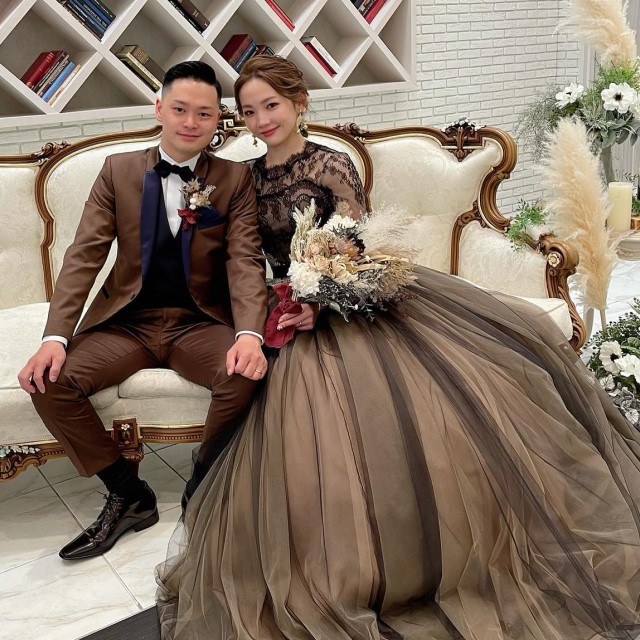 ブラウンのカラードレスを着た花嫁