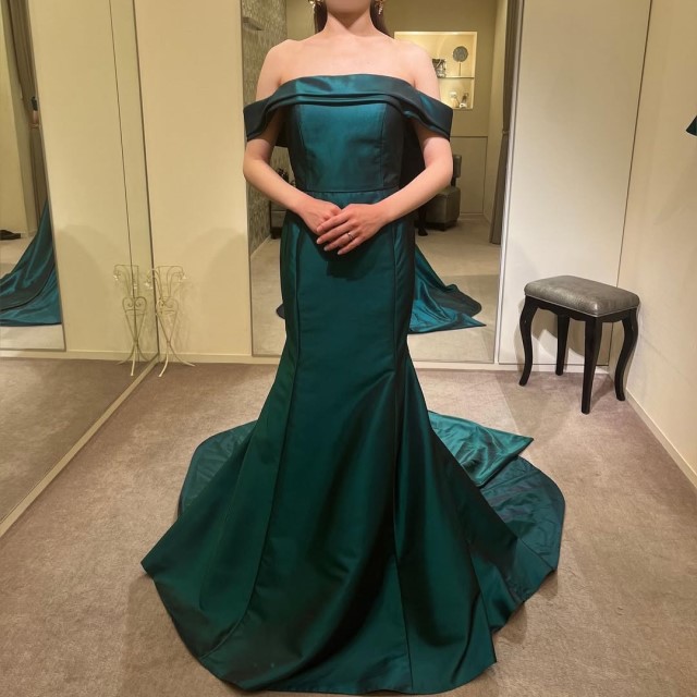 深いグリーンのカラードレス