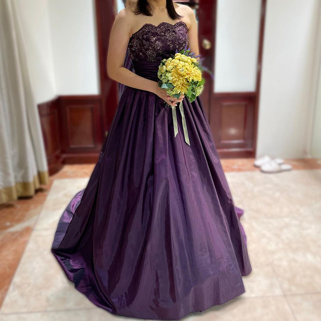 深い紫のカラードレス