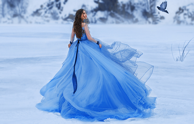 青のドレスを着た女性