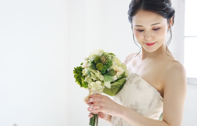スッキリとデコルテの肌見せドレスを着た女性